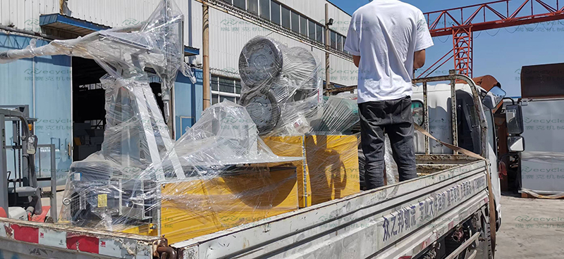 小型輪胎切割設(shè)備打塊機(jī)發(fā)往安徽,時處理1噸生產(chǎn)線