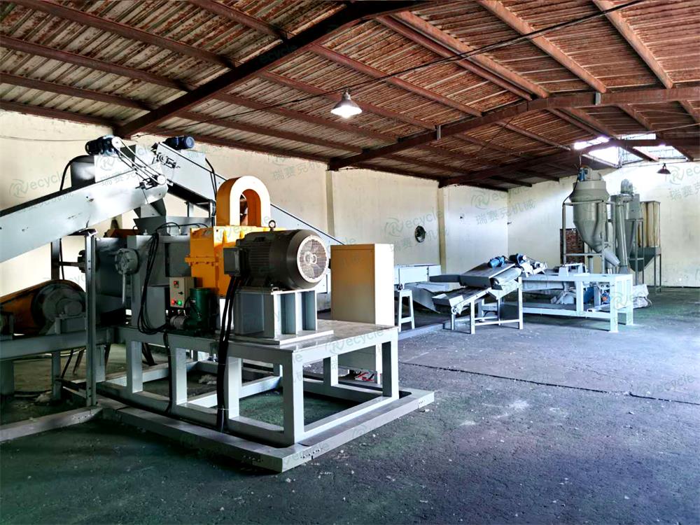 廢輪胎破碎分選設(shè)備是一個(gè)系統(tǒng)的橡膠鋼絲回收體系