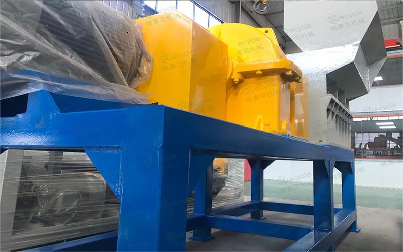 舊輪胎鋼絲橡膠分離機(jī)的應(yīng)用解決毛細(xì)絲的處置機(jī)展示圖