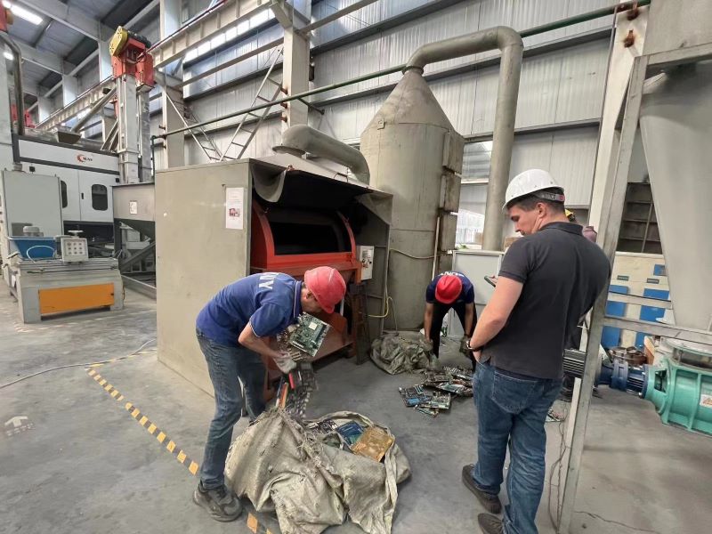 電路板拆解回收設(shè)備客戶合拍圖.jpg 電路板拆解回收設(shè)備客戶來訪.jpg